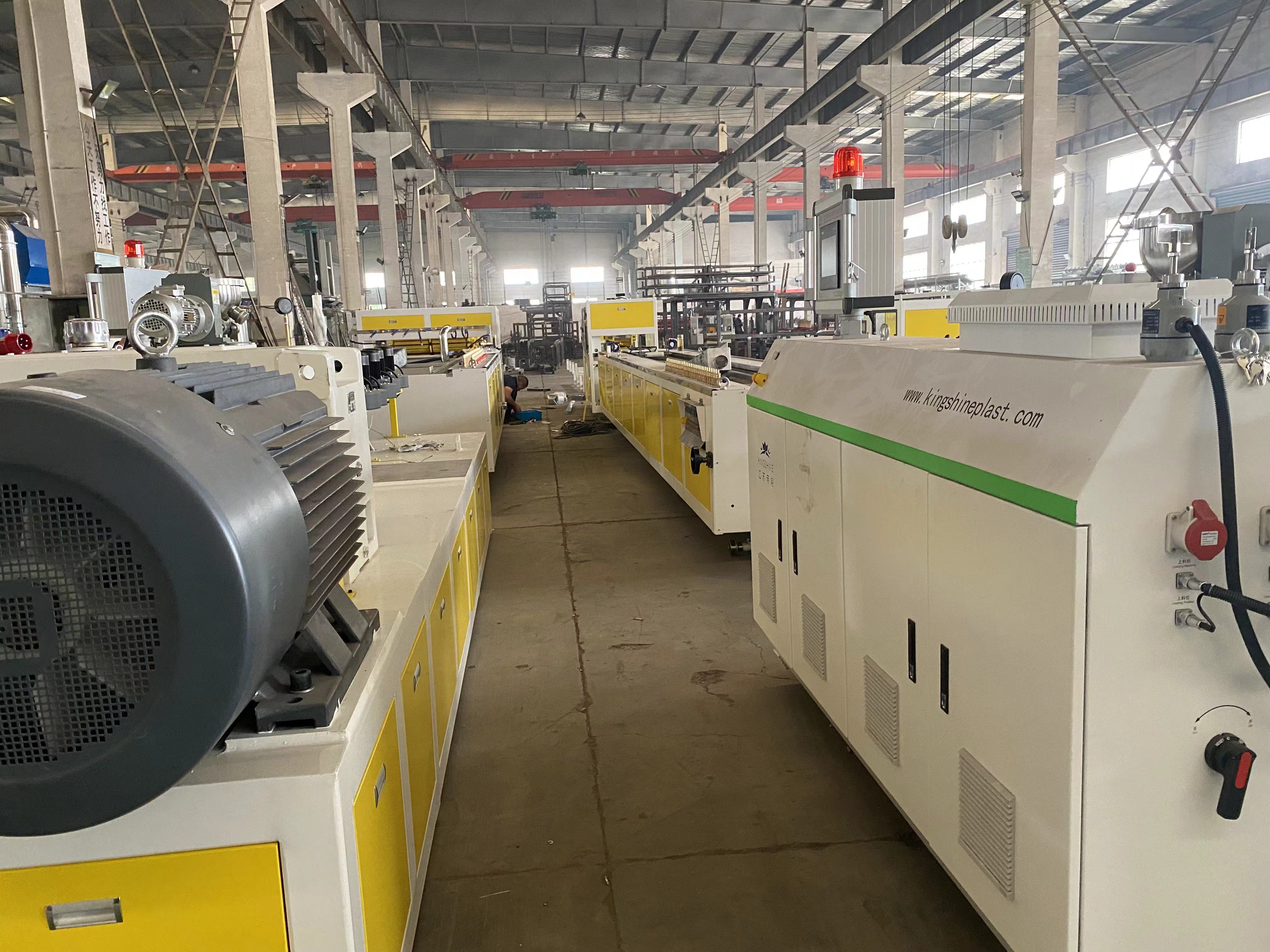 Komposisi peralatan tambahan saka baris produksi extruder